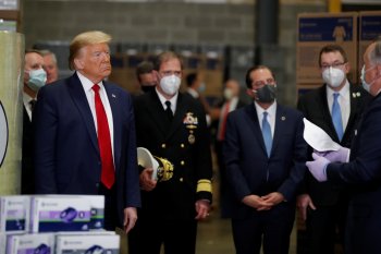 Trump tanpa masker tinjau pusat distribusi masker