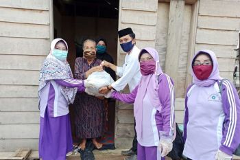PKK Kendari bagikan sembako 313 Keluarga Prasejahtera di perkampungan nelayan