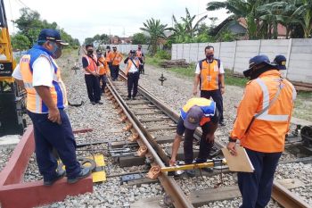 Kepala Daop 7 Madiun lakukan pemeriksaan jalur kereta api di masa pandemi
