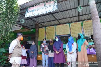 Wagub Sulsel bagikan bantuan pangan kepada guru honorer di Makassar