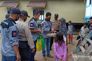 Bantu warga terdampak COVID-19, personel ZLS-STS Polres Baubau berbagi bahan pokok di Pulau Makasar