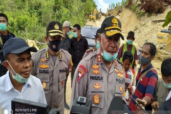 Sekelompok orang tak dikenal serang pos polisi, empat pucuk senpi dibawa kabur