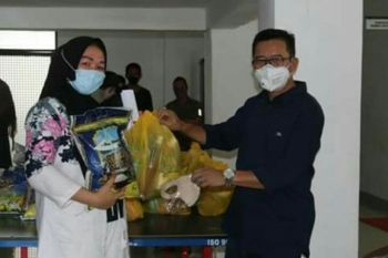 Kominfopers Sulbar bagikan 170 paket sembako kepada PTT