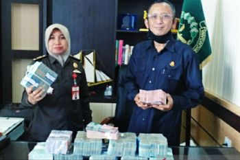 Tiga terpidana kembalikan Rp722 juta uang korupsi ke Kejari Meranti
