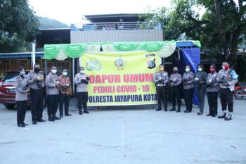 Dapur umum Polresta Jayapura sajikan makanan buat warga terdampak Corona