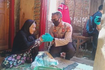 Peduli Covid-19 jajaran Polsek wilayah Polres Dompu salurkan bantuan paket sembako warga miskin