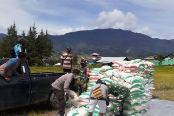 Personel Polres Puncak salurkan beras di delapan distrik