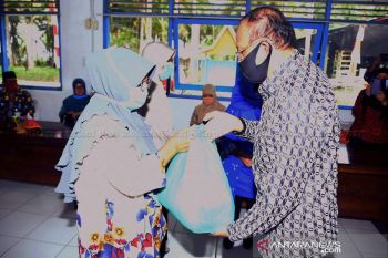 Bupati Natuna salurkan bantuan sembako