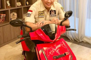Motor listrik bertanda tangan Presiden Jokowi dilelang di konser virtual