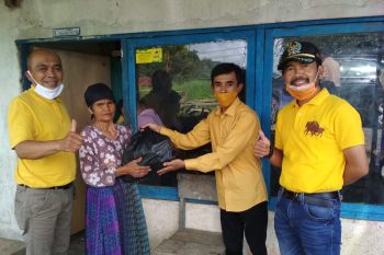 Anggota DPR RI, Darul Siska salurkan 1.000 paket sembako di Solok