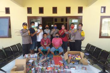 Ribuan petasan daya ledak tinggi dari Mataram di Dompu diamankan polisi