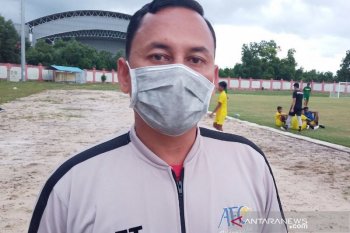 Kompetisi libur, pelatih Kalteng Putra berjualan kue