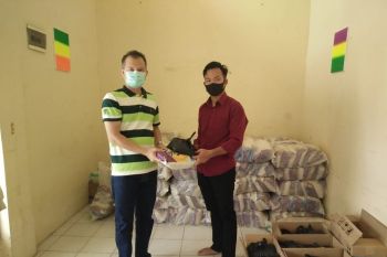 Gunung Mas salurkan paket sembako pada mahasiswa di Palangka Raya