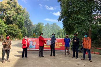 Fakultas Farmasi Unhas salurkan bantuan bahan pokok bagi mahasiswa