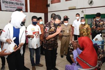 Ketua MPR Bansoet beri bantuan kepada keluarga TNI-Polri