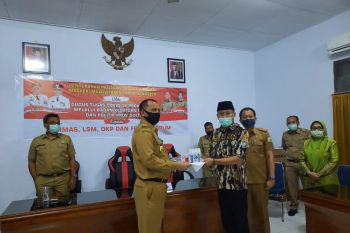 Kesbangpol Sultra serahkan  alat kesehatan kepada LSM dan OKP