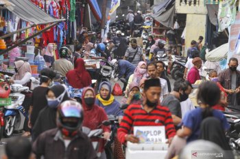 Keramaian pasar saat PSBB di Kota Depok