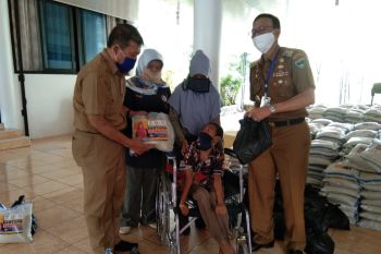 Bupati Hendrajoni bagikan sembako ke disabilitas dan lansia