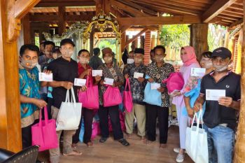 Politikus Gerindra bagi THR  dan bingkisan Lebaran dari rumah ke rumah