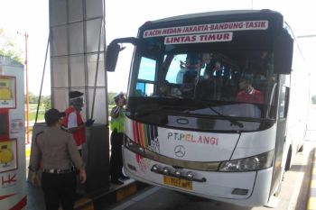 Petugas tol Kayuagung paksa bus asal Medan putar balik