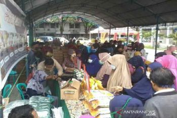 Warga Sulteng antre beli gula dan beras di pasar murah Idul Fitri