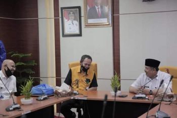 Pegadaian serahkan 100 paket sembako kepada Pemkot Solok