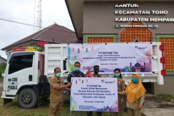 PT Antam TBK salurkan ratusan paket sembako enam desa di Mempawah