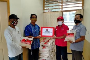 Albert Hendra Lukman salurkan dua ribu karung beras kepada warga terdampak COVID-19