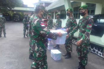 Satgas Pam Pulau Terluar terima bingkisan dari KASAD