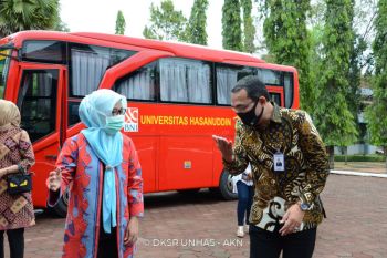 BNI serahkan satu bus ramah lingkungan kepada Unhas