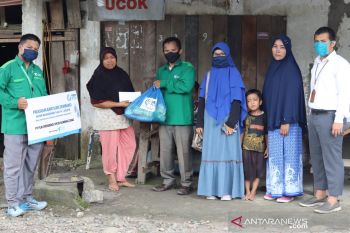 YBM PLN UP2B Sumbagteng gandeng DD Singgalang salurkan paket sembako