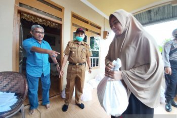 Bagi-bagi sembako, cara DPRD Palu  reses di tengah pandemi COVID-19