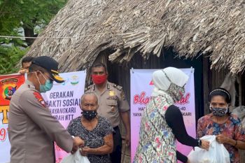 Polda NTT kembali bagikan 100 paket sembako kepada warga