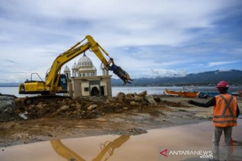 Pembangunan tanggul laut depan Masjid Terapung