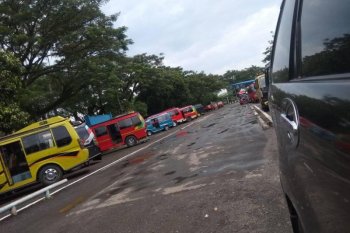 Aktivitas pemudik Lebaran di Terminal Bus Mandala Lebak sepi