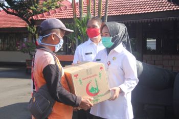 Pemkab bagikan sembako bagi pedagang pasar di Purbalingga