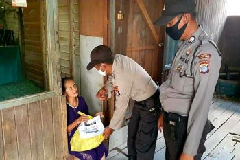 Polres Bartim bantu wanita paruh baya belum terima bansos