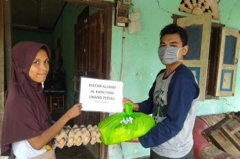 Ikatan Alumni Alkahfi FKM Unand bersama pengurus Alkahfi bagikan paket sembako ditengah pandemi COVID-19