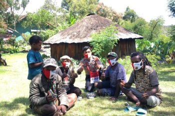 Binmas Noken Polri bagikan ratusan masker cegah Corona di Puncak Jaya