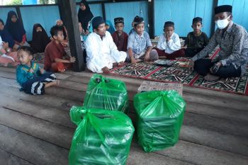 Politisi NasDem bagikan makanan kepada santri di Parigi Moutong