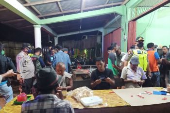78 warga Agam diamankan Tim GTP2C karena duduk santai di warung saat PSBB
