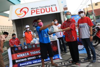 Warga Ampenan terdampak pandemi COVID-19 terima bantuan Marga Tionghoa