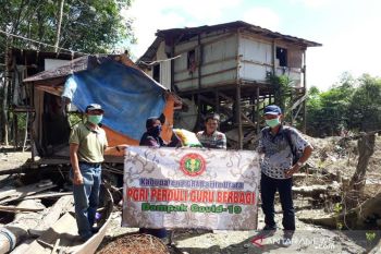 PGRI Barut bantu sembako untuk warga terdampak COVID-19