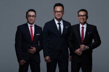 Tiga penyiar kondang berbagi ilmu jitu dalam "Speak In Three From Home"