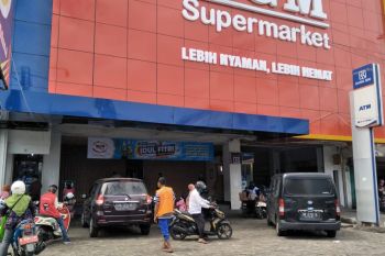 Pemkot Mataram menutup operasional mal dan belasan toko pakaian