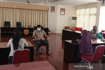 Puluhan warga Agam datangi kantor bupati pertanyakan bantuan COVID-19