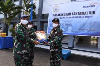 Lantamal VIII menggelar pasar murah bagi prajurit