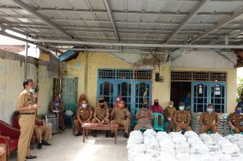 Pemrov Lampung serahkan bantuan sembako kepada Pemerintah Kabupaten Pesisir Barat