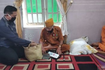 Walikota Banjarmasin serahkan bantuan sosial untuk LVRI
