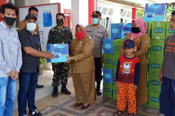 Warga kurang mampu terima bingkisan ramadhan dari DSLNG
